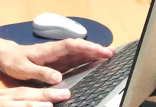 パソコンで制作する様子