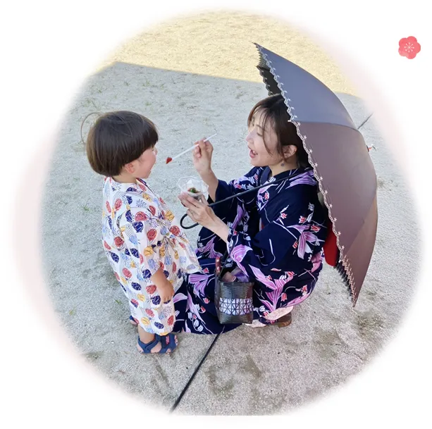 着物姿で子どもと過ごすりんご